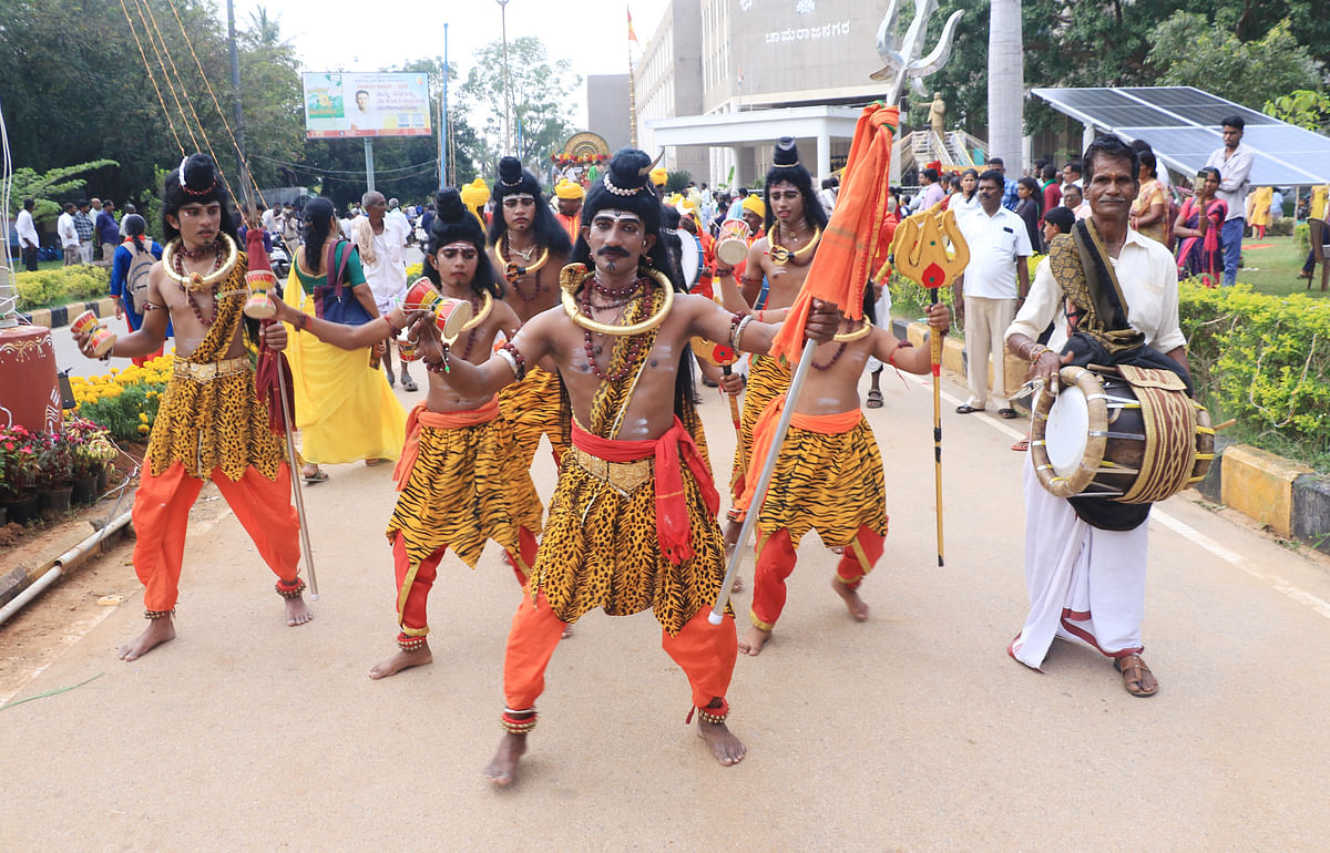 ಮೆರವಣಿಗೆಯಲ್ಲಿ ವೇಷಧಾರಿಗಳ ಪ್ರದರ್ಶನ ಗಮನ ಸೆಳೆಯಿತು