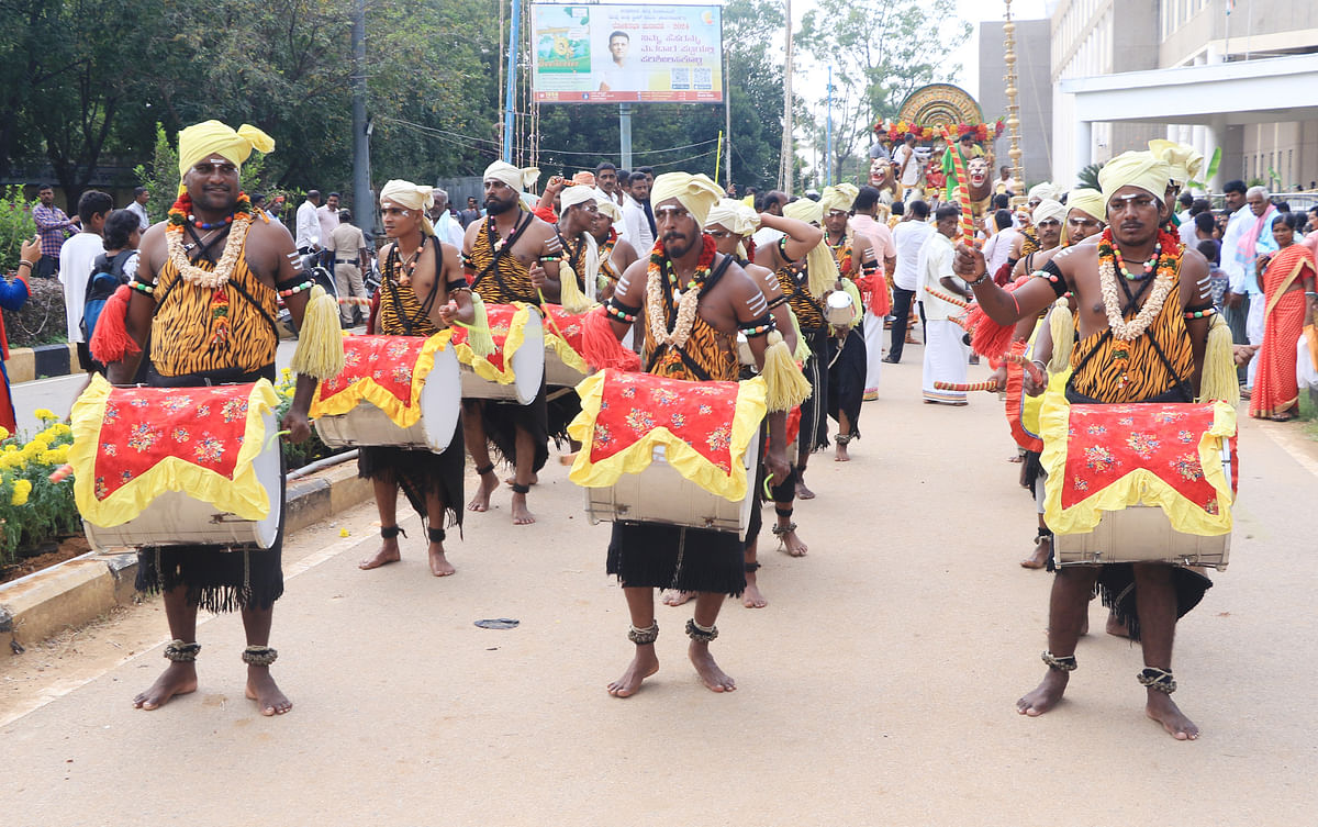 ಮೆರವಣಿಗೆಯಲ್ಲಿ ಗಮನ ಸೆಳೆದ ಡೊಳ್ಳು ಕುಣಿತ