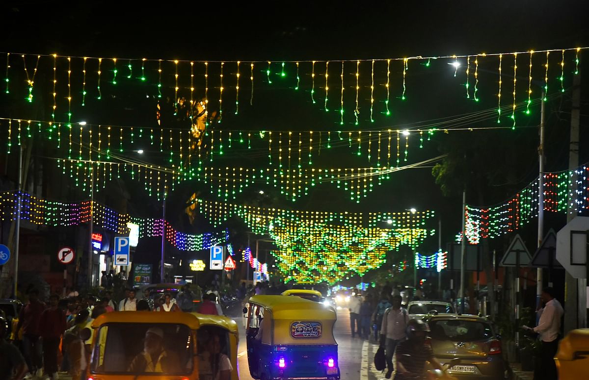 ವಿದ್ಯುದ್ದೀಪಾಲಂಕಾರದಿಂದ ಕಂಗೊಳಿಸುತ್ತಿರುವ ರಸ್ತೆ