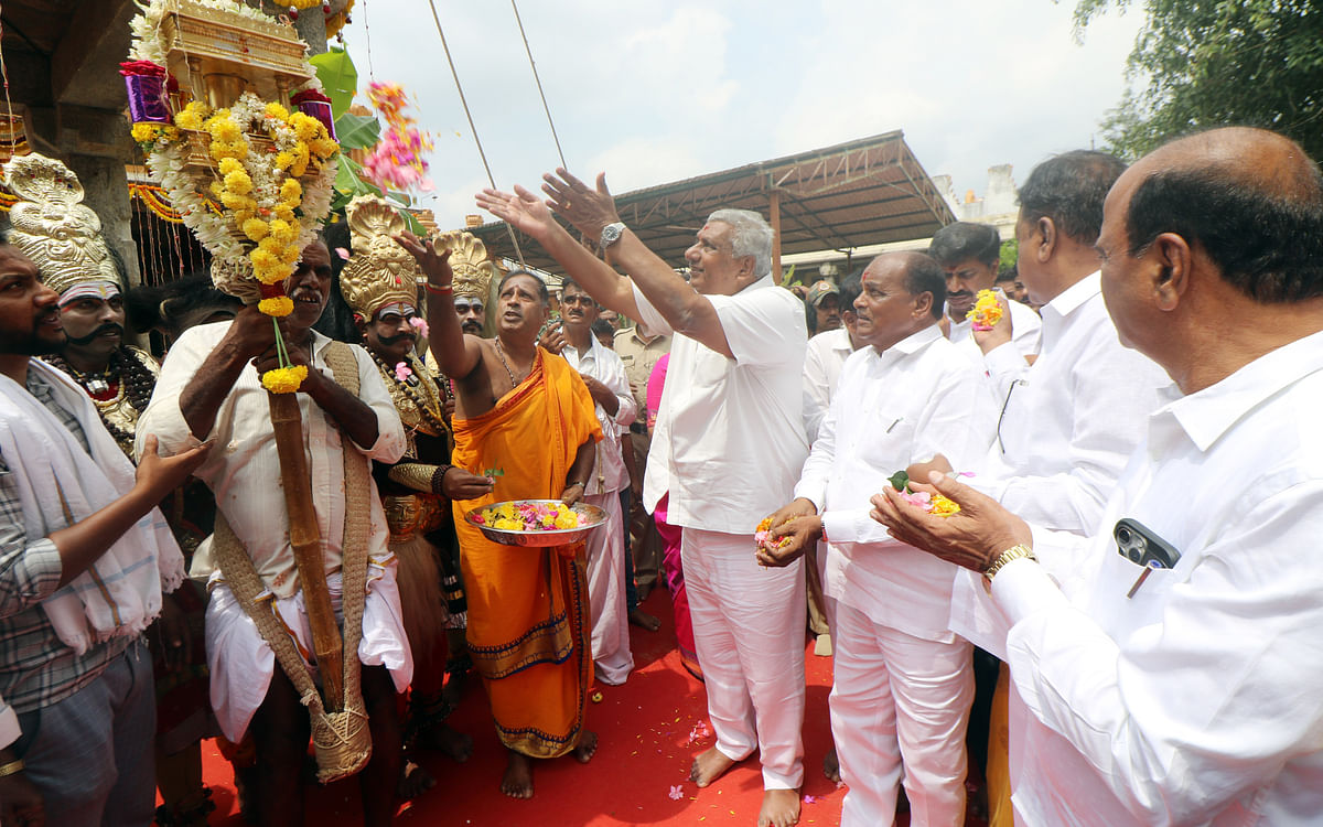 ಜಿಲ್ಲಾ ಉಸ್ತುವಾರಿ ಸಚಿವ ಕೆ.ವೆಂಕಟೇಶ್ ಸಾಂಪ್ರದಾಯಿಕವಾಗಿ ನಂದಿಧ್ವಜಕ್ಕೆ ಪುಷ್ಪನಮನ ಸಲ್ಲಿಸಿ ಪೂಜೆ ಸಲ್ಲಿಸಿದರು