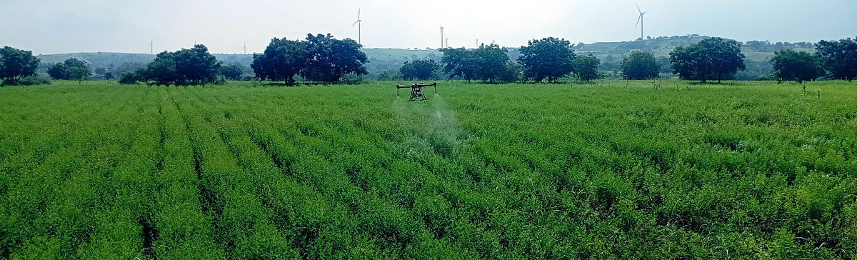 ಹೊರ್ತಿ ಸಮೀಪದ ಇಂಚಗೇರಿ ಗ್ರಾಮದ ತೊಗರಿ ಹೊಲ (ಮಹಾದೇವ ಬನ್ನಿ)ವೊಂದರ ಹೊಲದಲ್ಲಿ ಭಾನುವಾರ ತೊಗರಿ ಬೆಳೆಗೆ ಡ್ರೋನ್‌ ಮೂಲಕ ಕೀಟ ನಾಶಕಕ್ಕೆ ಸಿಂಪಡಿಸಲಾಯಿತು