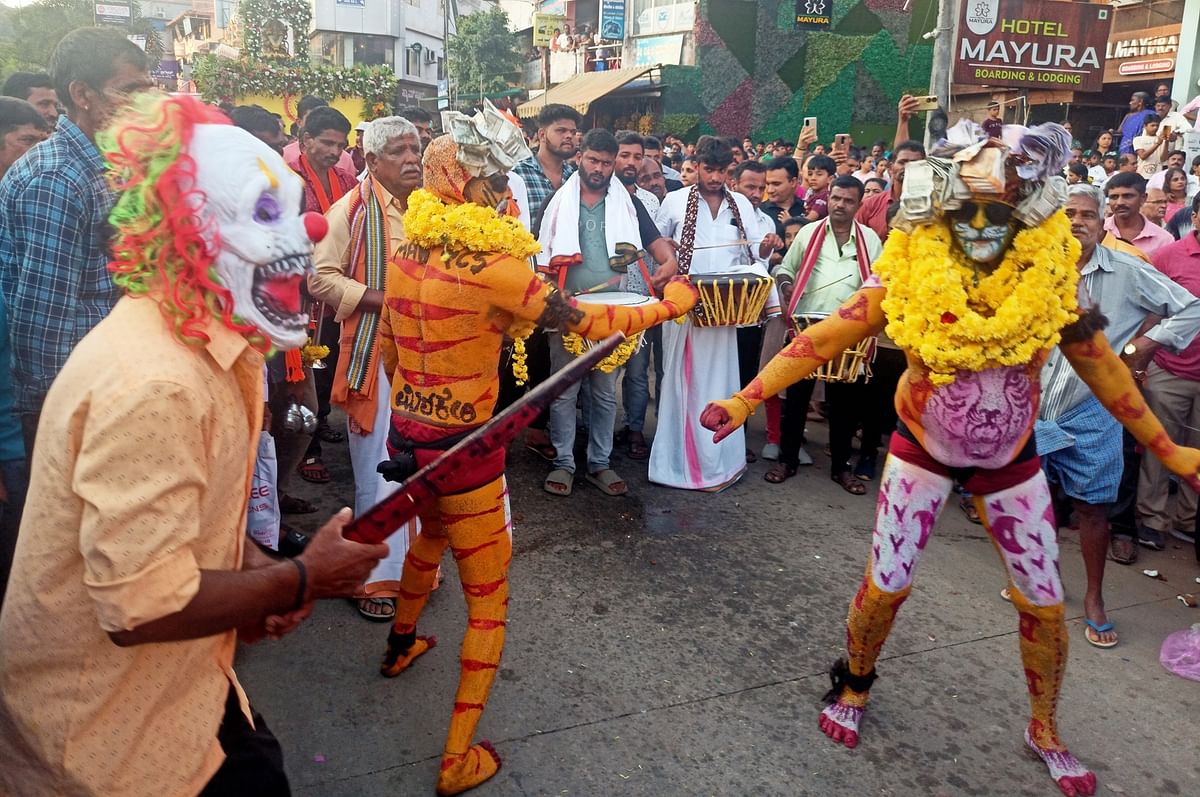 ತೀರ್ಥಹಳ್ಳಿಯ ರಾಮೇಶ್ವರ ದಸರಾ ಮೆರವಣಿಗೆಯಲ್ಲಿ ಕೋವಿಧಾರಿಯೊಬ್ಬರು ಹುಲಿಬೇಟೆ ಚಿತ್ರಣ ಸೃಷ್ಟಿಸಿರುವುದು