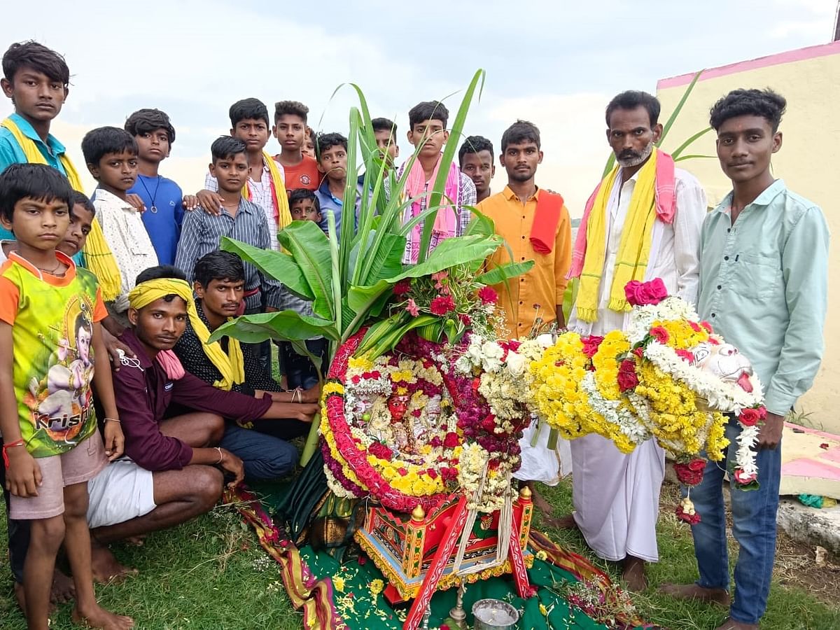 ಕಮಲಾಪುರದ ಗೋನಾಳಕೇರಿಯ ನಿಜಲಿಂಗಮ್ಮಳನ್ನು ಪಲ್ಲಕಿಯಲ್ಲಿ ತವರುಮನೆ ಹೊಸಪೇಟೆಗೆ ಕರೆತರುವಾಗ ಕಾಣಿಸುವ ಸಂಭ್ರಮ  –ಪ್ರಜಾವಾಣಿ ಚಿತ್ರ