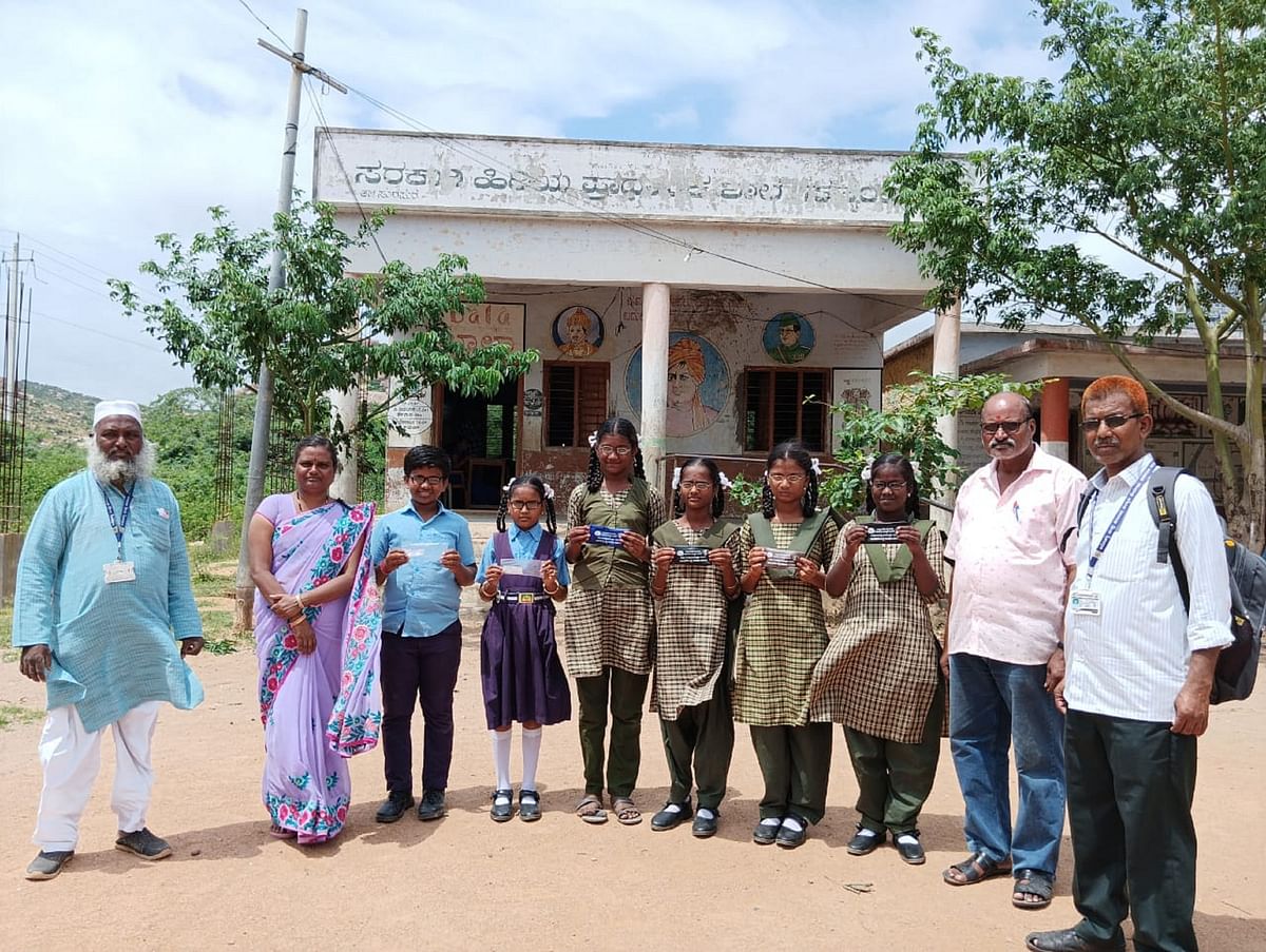 ಸುರಪುರ ಸಮೀಪದ ತಿಮ್ಮಾಪುರ ಸರ್ಕಾರಿ ಶಾಲೆಯ ನೇತ್ರ ಸಮಸ್ಯೆ ಇರುವ ಮಕ್ಕಳಿಗೆ ಉಚಿತವಾಗಿ ಕನ್ನಡಕ ವಿತರಿಸಲಾಯಿತು