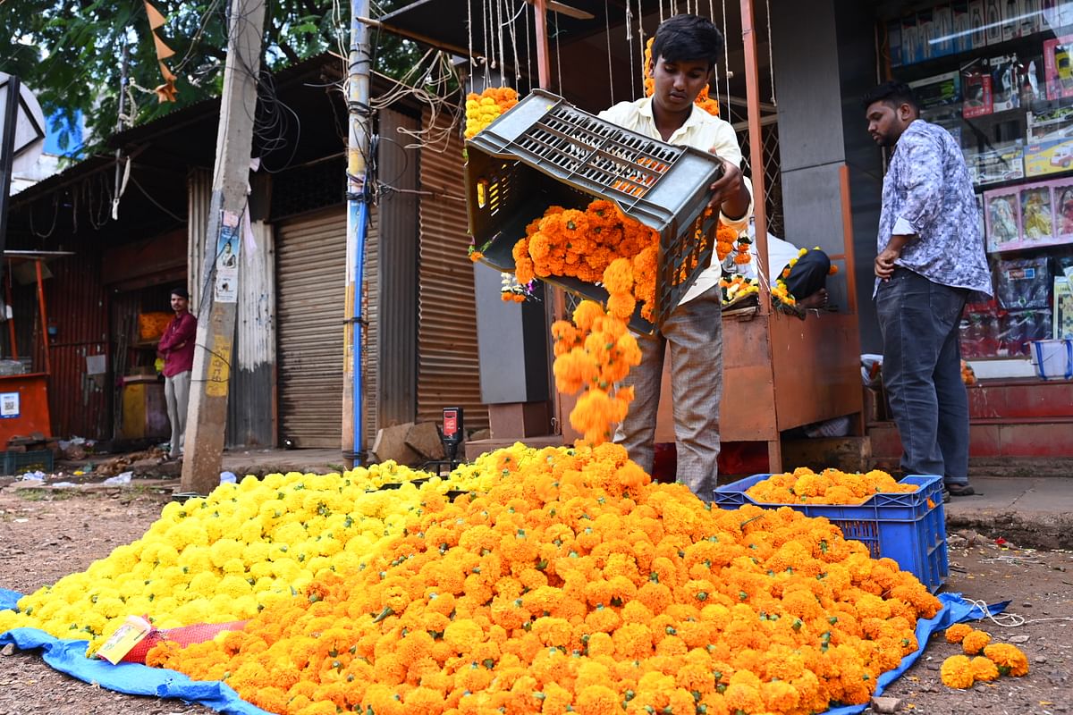 ಚೆಂಡು ಹೂ ಮಾರಾಟವಾಗಿ ಖಾಲಿಯಾಗುತ್ತಿದ್ದಂತೆ ವ್ಯಾಪಾರಿಗಳು ಮತ್ತೆ ಮತ್ತೆ ಸುರಿದು ಗುಡ್ಡೆ ಮಾಡಿದರು