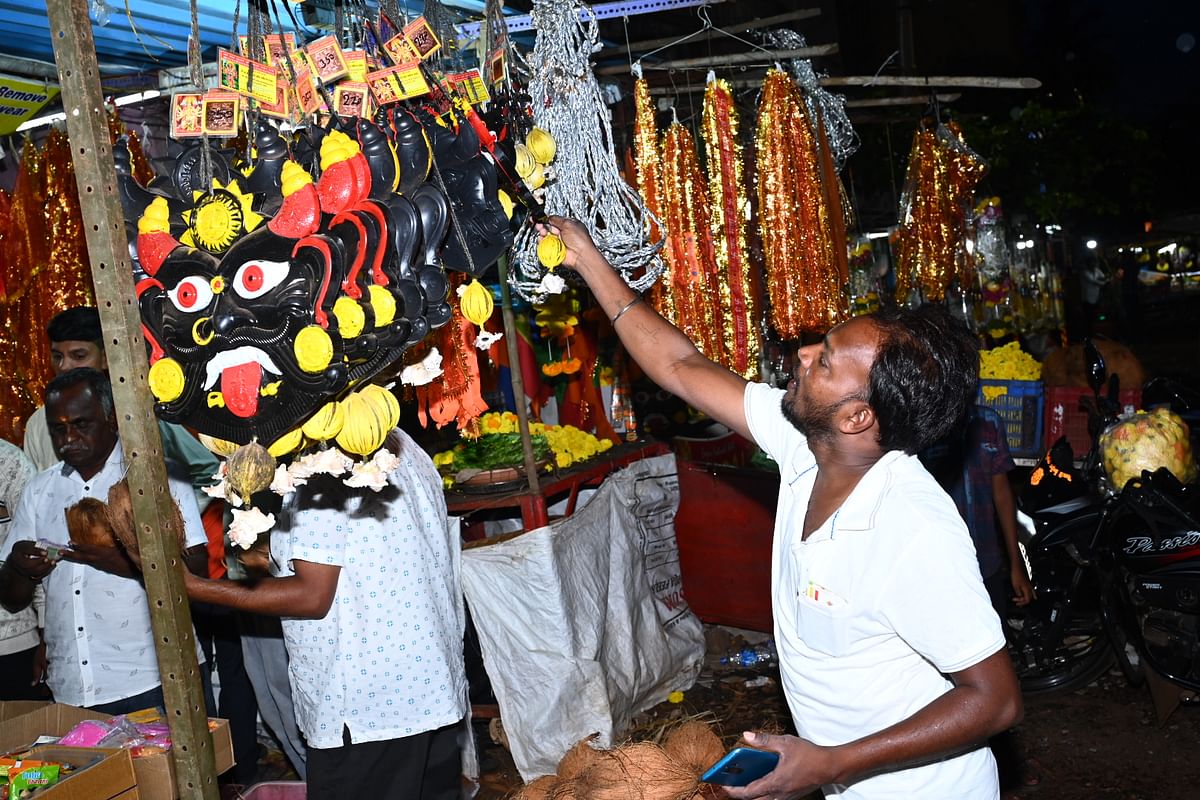 ಅಲಂಕಾರಿಕ ವಸ್ತುಗಳನ್ನು ಖರೀದಿಸಿದ ಜನರು