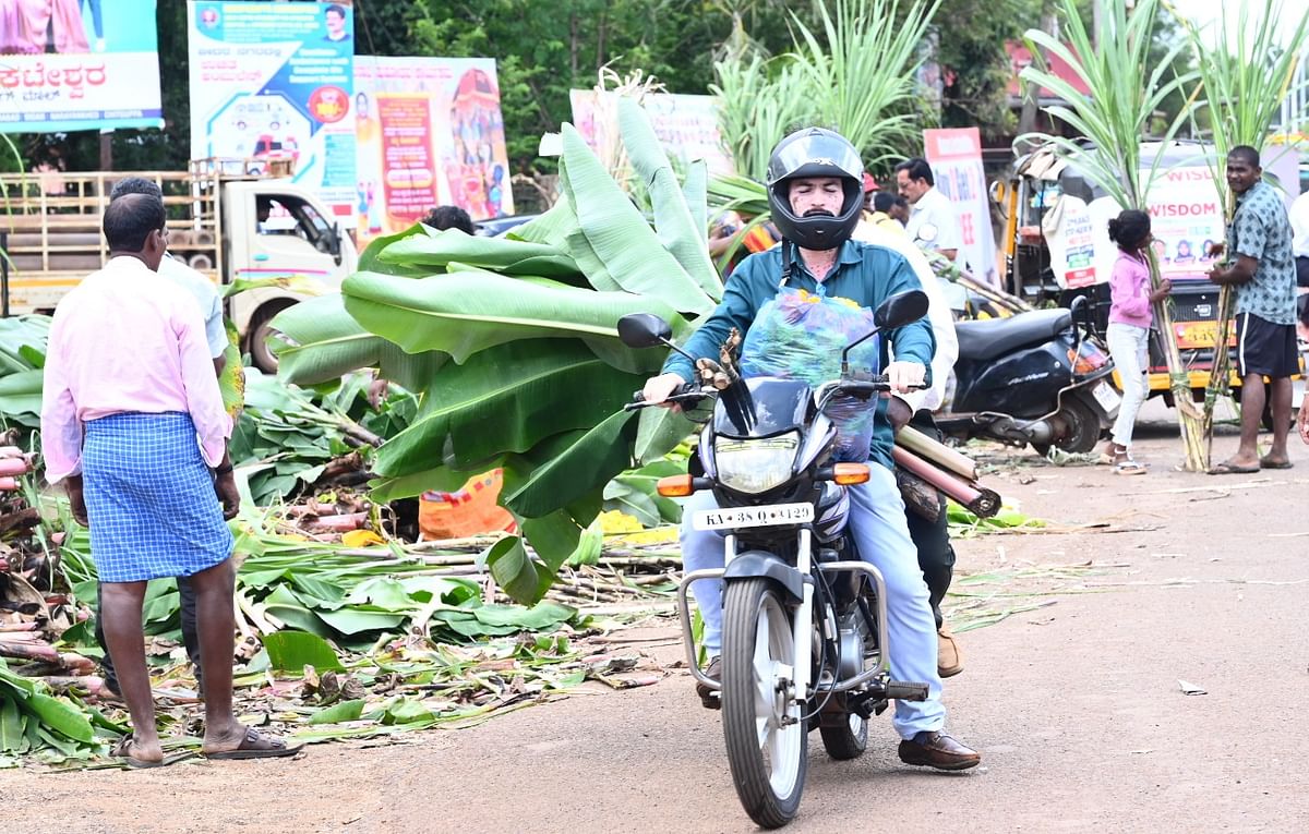 ಬಾಳೆದಿಂಡು ಖರೀದಿಸಿ ಕೊಂಡೊಯ್ದರು