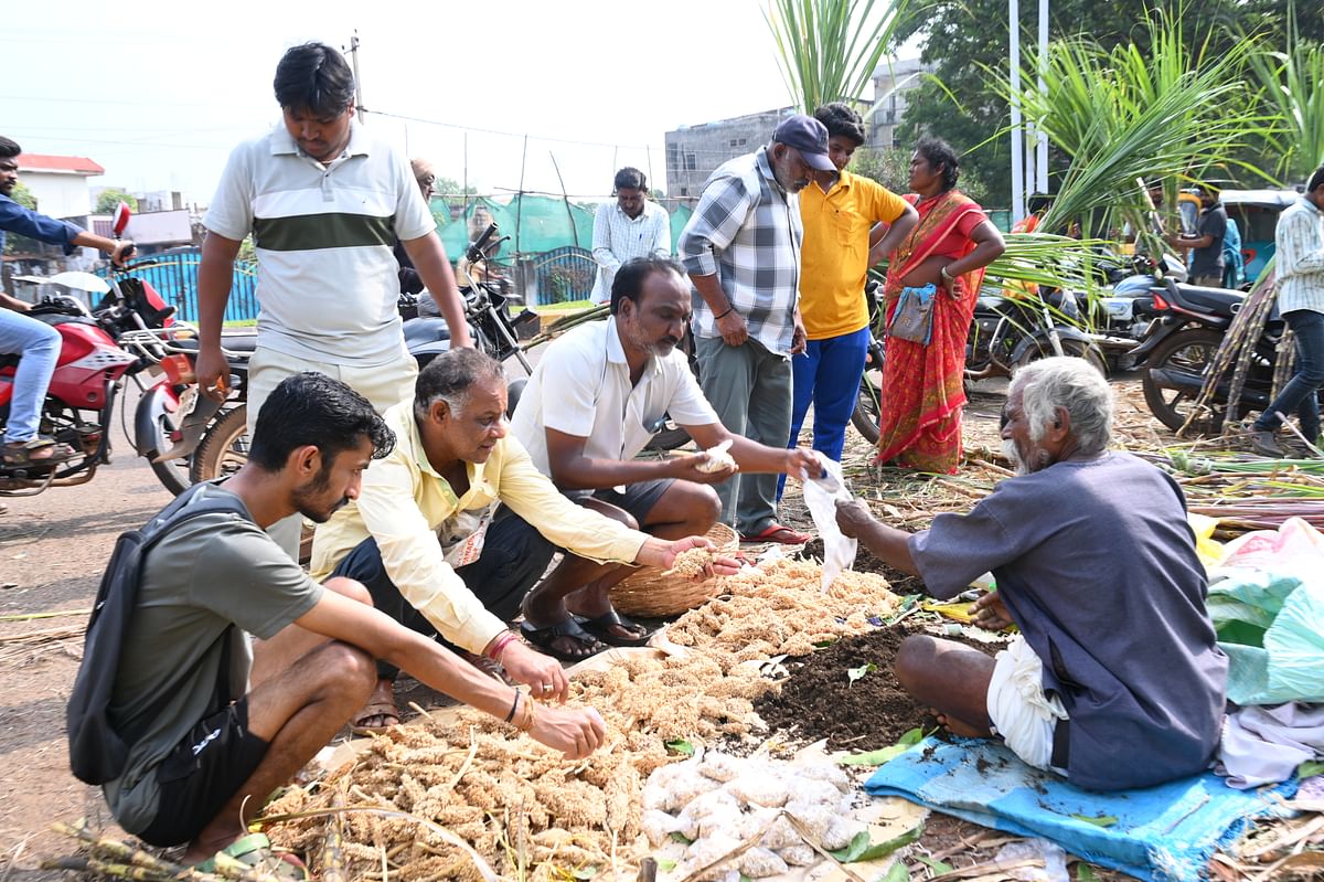 ಜೋಳದ ದಂಟು ಖರೀದಿಸಿದ ಜನ