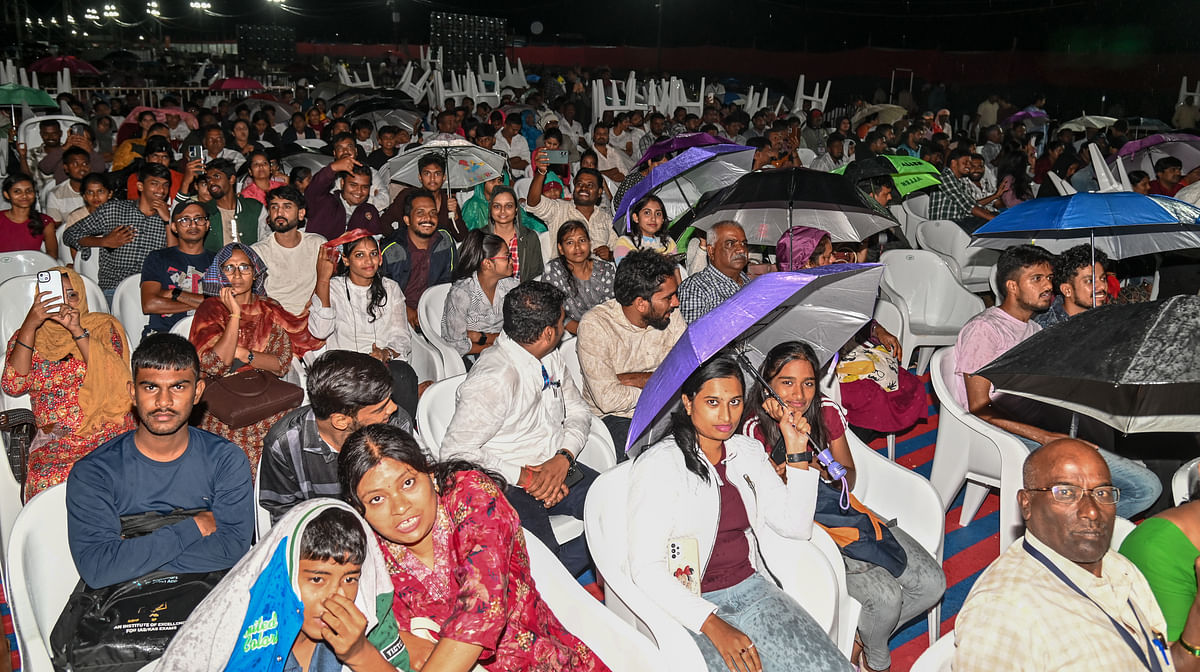 ಮಳೆ ನಡುವೆಯೂ ಪಾಲ್ಗೊಂಡ ಪ್ರೇಕ್ಷಕರು