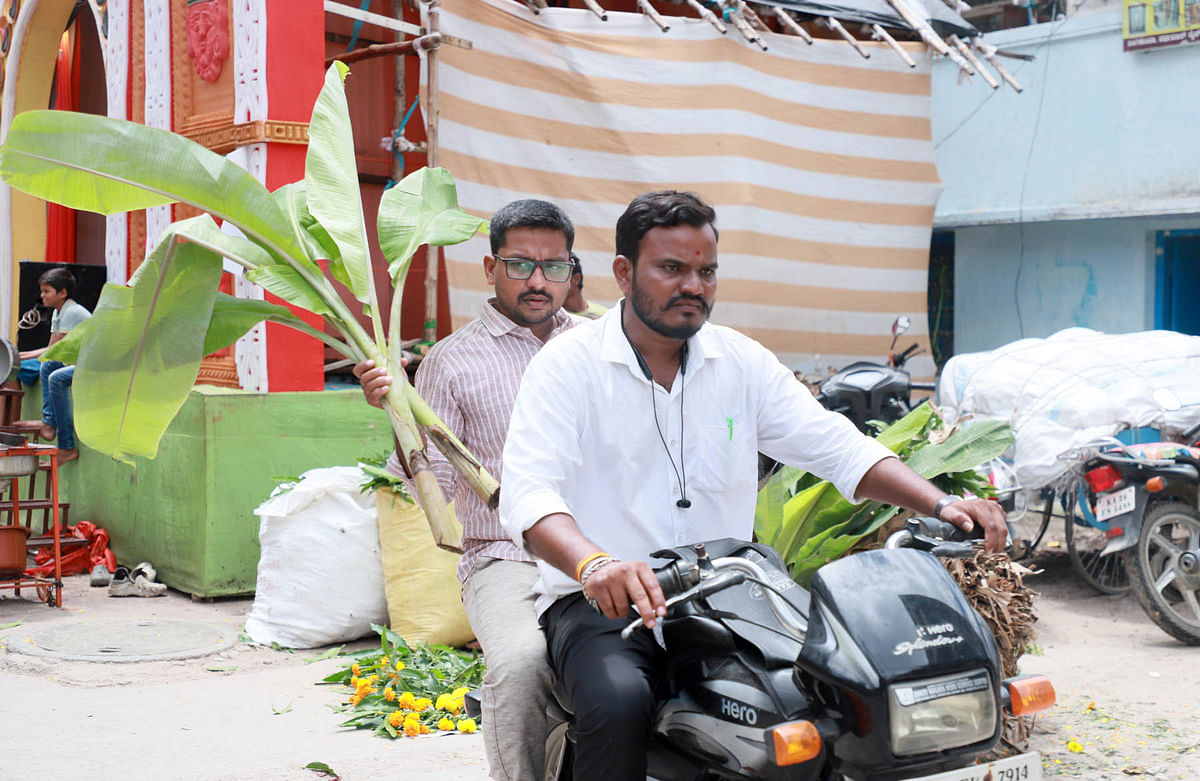 ರಾಯಚೂರಿನ ಮಾರುಕಟ್ಟೆಯಲ್ಲಿ ಬಾಳೆಗಿಡ ಖರೀದಿಸಿ ಬೈಕ್‌ ಮೇಲೆ ಒಯ್ಯುತ್ತಿರುವ ವ್ಯಕ್ತಿ