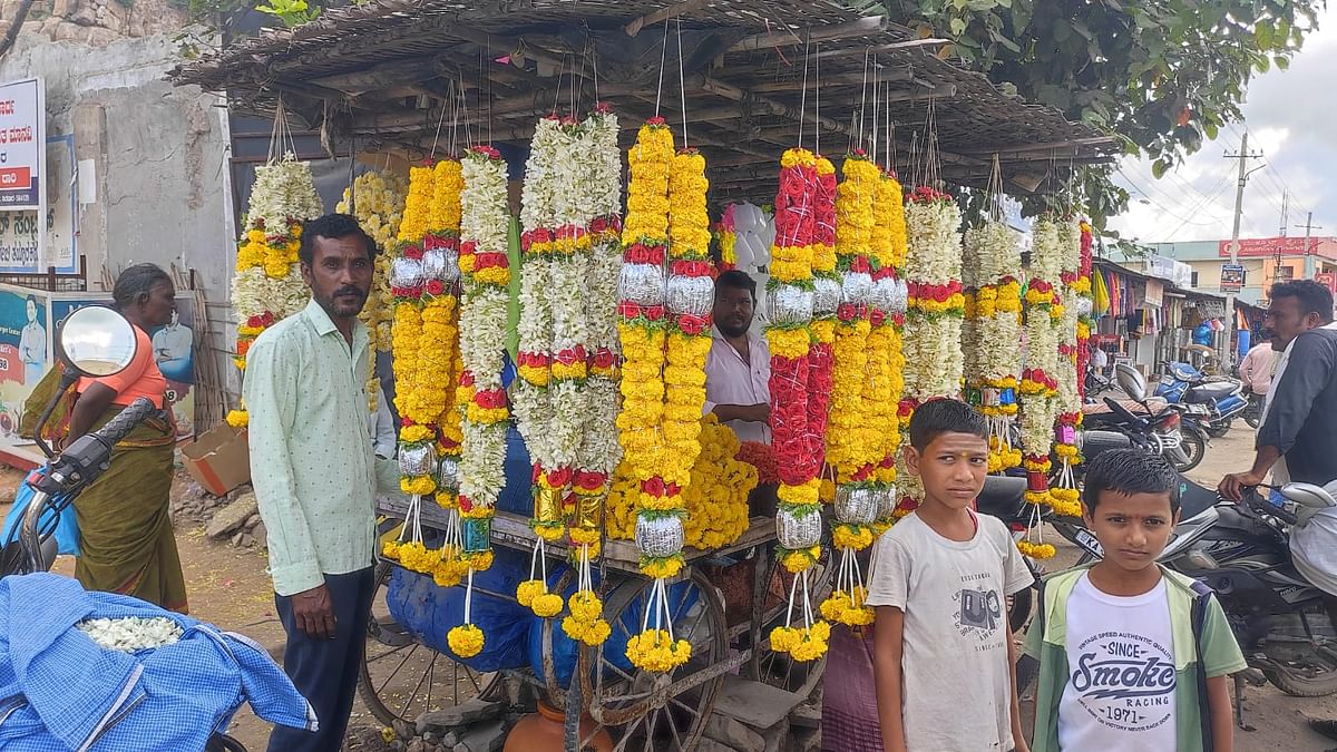 ಸಿರವಾರ ಮಾರುಕಟ್ಟೆಯಲ್ಲಿ ಹೂವಿನ ಮಾಲೆಗಳನ್ನು ಮಾರಾಟ ಮಾಡಲು ಅಂಗಡಿಯಲ್ಲಿ ತೂಗು ಹಾಕಲಾಗಿದೆ