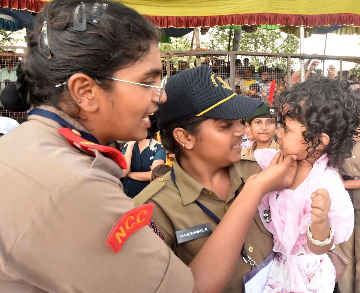 ಮೈಸೂರು ಅರಮನೆ ಮುಂಭಾಗ ನೂಕುನುಗ್ಗಲಿನಲ್ಲಿ ಸಿಲುಕಿದ್ದ ಮಗುವನ್ನು ಸಂತೈಸಿದ ಎನ್‌ಸಿಸಿ ಕೆಡೆಟ್‌ಗಳು –ಪ್ರಜಾವಾಣಿ ಚಿತ್ರ: ಹಂಪಾ ನಾಗರಾಜ್‌