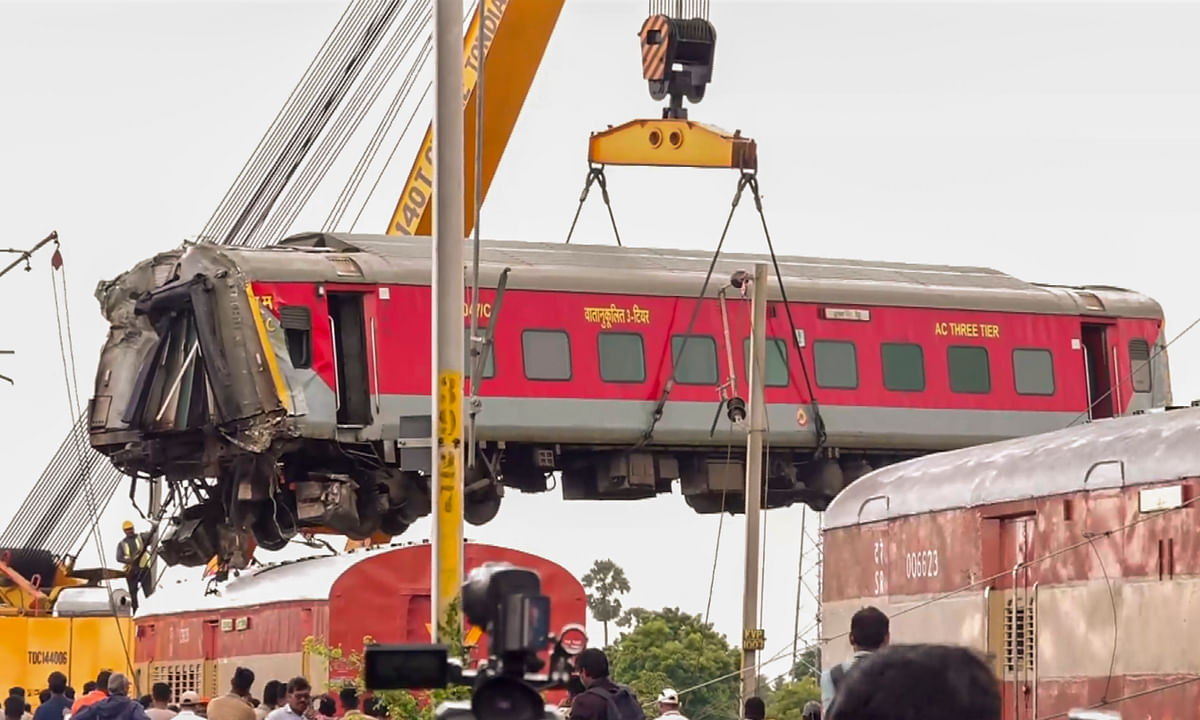 ಹಳಿ ತಪ್ಪಿದ ಬೋಗಿಗಳ ತೆರವು ಕಾರ್ಯ ನಡೆಯಿತು –ಪಿಟಿಐ ಚಿತ್ರ