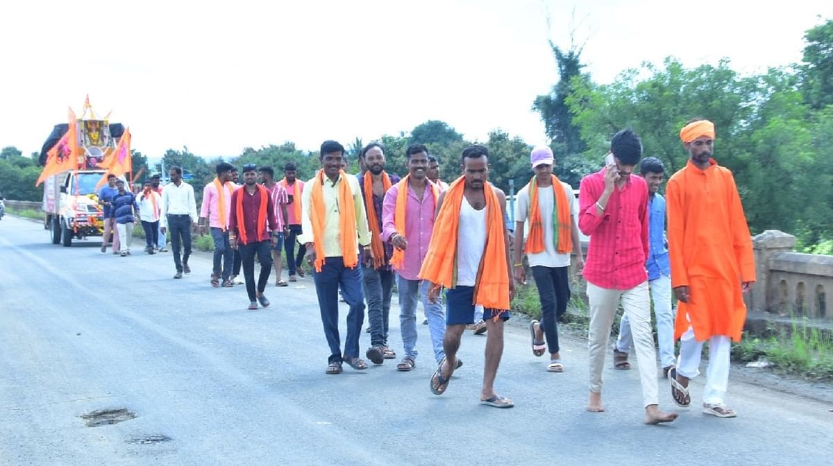 ಚಿಂಚೋಳಿ ತಾಲ್ಲೂಕು ಛತ್ರಪತಿ ಶಿವಾಜಿ ಯುವಕ ಸಂಘದ ಕಾರ್ಯಕರ್ತರು ಚಿಂಚೋಳಿ-ತುಳಜಾಪುರಕ್ಕೆ ಶನಿವಾರ ಪಾದಯಾತ್ರೆ ಆರಂಭಿಸಿದರು