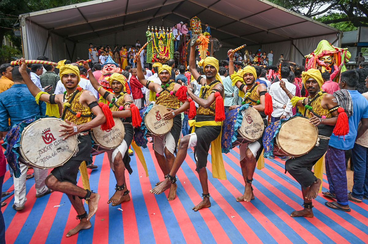 ನವರಾತ್ರಿಯ ಅಂಗವಾಗಿ ನಗರದ ಬನ್ನಪ್ಪ ಪಾರ್ಕ್‌ನಲ್ಲಿ ದಸರಾ ಬೆಂಗಳೂರು ವತಿಯಿಂದ ಶನಿವಾರ ಹಮ್ಮಿಕೊಂಡಿದ್ದ ದಸರಾ ಉತ್ಸವದ ಮೆರವಣಿಗೆಯಲ್ಲಿ ಜನಪದ ಕಲಾ ತಂಡಗಳು ಭಾಗವಹಿಸಿದ್ದವು.