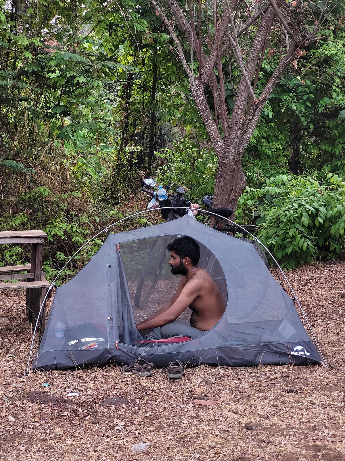 ರಸ್ತೆ ಬದಿಯ ಜಾಗವೇ ತಂಗುದಾಣ 