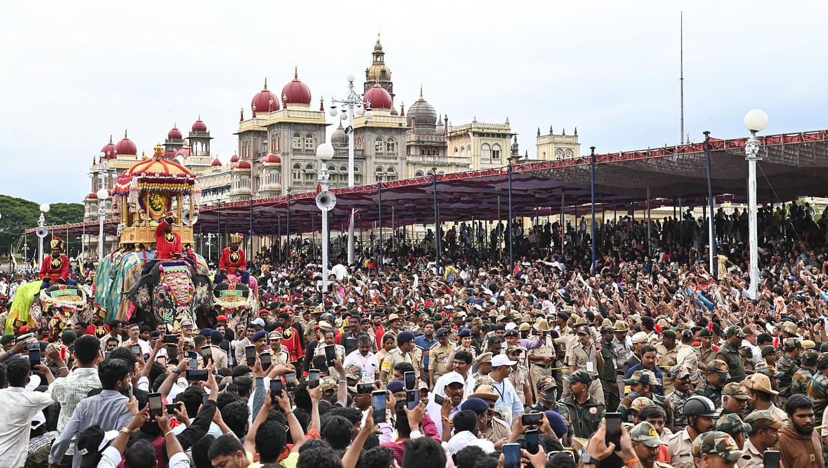 ಮೈಸೂರಿನ ಅಂಬಾವಿಲಾಸ ಅರಮನೆ ಆವರಣದಲ್ಲಿ ಶನಿವಾರ ವಿಶ್ವವಿಖ್ಯಾತ ಜಂಬೂಸವಾರಿಯನ್ನು ಸಾವಿರಾರು ಮಂದಿ ಕಣ್ತುಂಬಿಕೊಂಡರು.