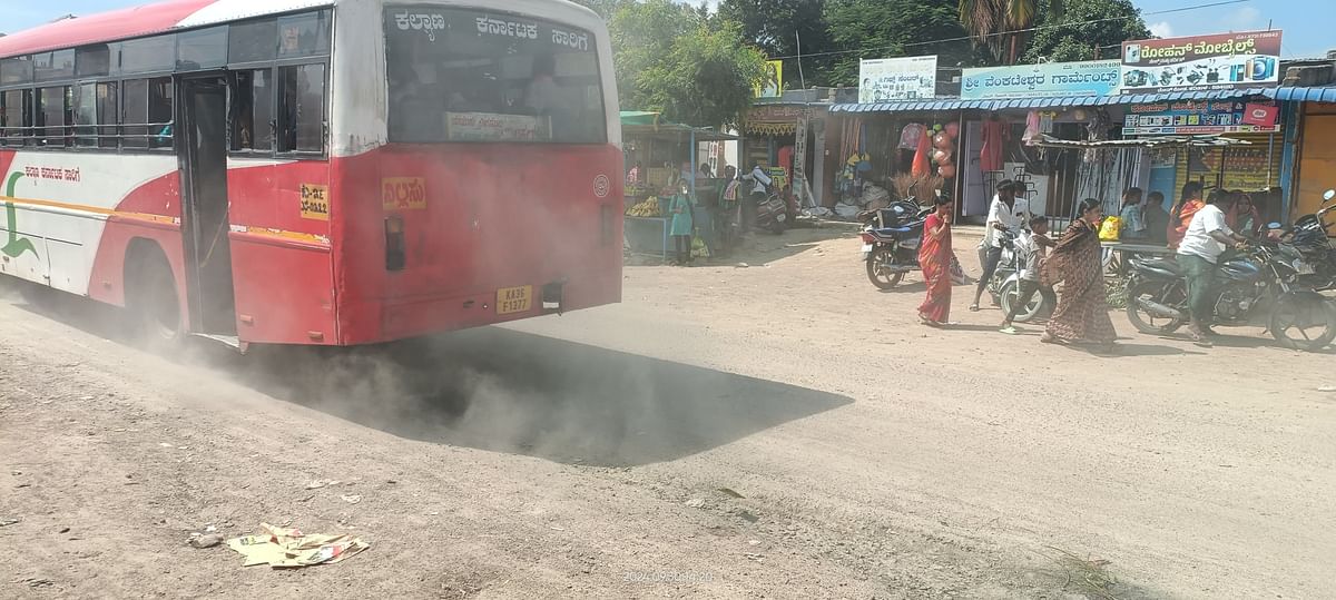 ಕವಿತಾಳದಲ್ಲಿ ವಾಹನಗಳ ಓಡಾಟದಿಂದಾಗಿ ದೂಳು ಎದ್ದು ಅಂಗಡಿಗಳಿಗೆ ನುಗ್ಗುತ್ತಿದೆ. ಸಾರ್ವಜನಿಕರ ಸಂಚಾರಕ್ಕೂ ತೊಂದರೆಯಾಗುತ್ತಿದೆ