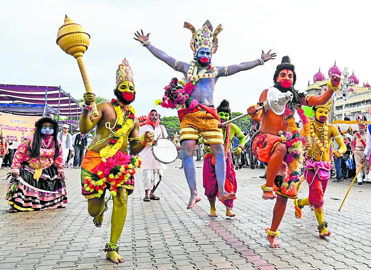 ಮೈಸೂರು ದಸರಾ ಮಹೋತ್ಸವದ ವಿಜಯದಶಮಿ ಮೆರವಣಿಗೆಯಲ್ಲಿ ಪಾಲ್ಗೊಂಡಿದ್ದ ಹಗಲು ವೇಷ ತಂಡ