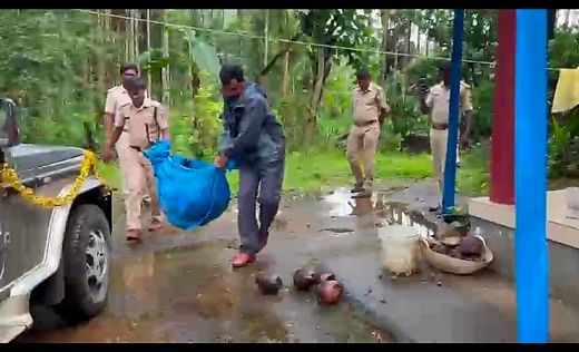 ಉಪ್ಪಿನಂಗಡಿ ಸಮೀಪದ ನಿಡ್ಲೆಯಲ್ಲಿ ಬೇಟೆಯಾಡಿರುವ ಕಾಡುಕೋಣದ ಮಾಂಸವನ್ನು ಅರಣ್ಯ ಅಧಿಕಾರಿಗಳ ತಂಡ ಆರೋಪಿ ರಾಜು ಮನೆಯಿಂದ ವಶಕ್ಕೆ ಪಡೆದುಕೊಂಡಿರುವುದು