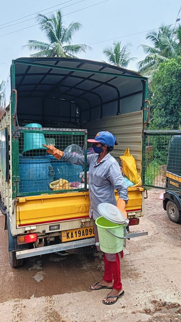 ಮನೆಮನೆಯಿಂದ ಸಂಗ್ರಹಿಸಿದ ಕಸವನ್ನು ವಾಹನಕ್ಕೆ ತುಂಬುತ್ತಿರುವುದು