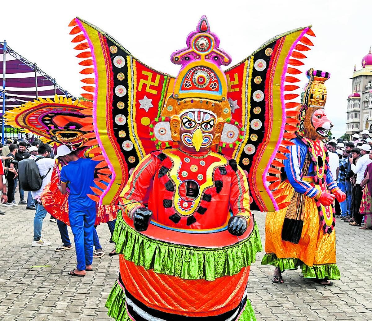 ವಿವಿಧ ವೇಷ ಧರಿಸಿ ಪಾಲ್ಗೊಂಡಿದ್ದ ಕಲಾವಿದರು