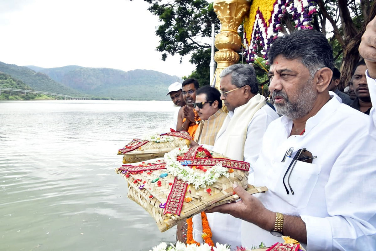 ಸಂಡೂರು ತಾಲ್ಲೂಕಿನ ತಾರಾನಗರ ಬಳಿ ಇರುವ ನಾರಿಹಳ್ಳ ಕಿರುಜಲಾಶಯಕ್ಕೆ ಸಚಿವ ಬಿ.ಝಡ್.ಜಮೀರ್ ಅಹಮದ್ ಖಾನ್ ಮುಖ್ಯಮಂತ್ರಿ ಸಿದ್ದರಾಮಯ್ಯ ಉಪಮುಖ್ಯಮಂತ್ರಿ ಡಿ.ಕೆ ಶಿವಕುಮಾರ್‌ ಅವರು ಬಾಗಿನ ಅರ್ಪಿಸಿದರು