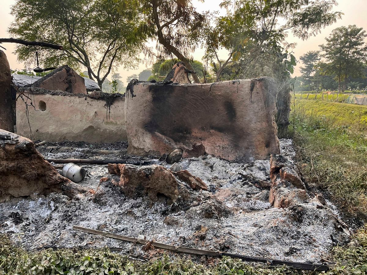 ಉತ್ತರಪ್ರದೇಶದ ಬಹರಾಯಿಚ್‌ನಲ್ಲಿ ದುಷ್ಕರ್ಮಿಗಳು ಸೋಮವಾರ ಮನೆಗೆ ಬೆಂಕಿ ಹಚ್ಚಿದ್ದರಿಂದ ಸುಟ್ಟು ಕರಕಲಾದ ವಸ್ತುಗಳು–ಪಿಟಿಐ ಚಿತ್ರ