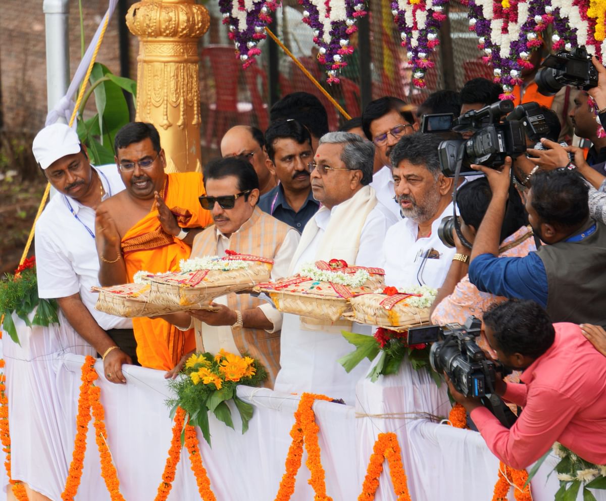 ಸಂಡೂರು ತಾಲ್ಲೂಕಿನ ತಾರಾನಗರ ಬಳಿ ಇರುವ ನಾರಿಹಳ್ಳ ಕಿರುಜಲಾಶಯಕ್ಕೆ ಸಚಿವ ಬಿ.ಝಡ್.ಜಮೀರ್ ಅಹಮದ್ ಖಾನ್ ಮುಖ್ಯಮಂತ್ರಿ ಸಿದ್ದರಾಮಯ್ಯ ಉಪಮುಖ್ಯಮಂತ್ರಿ ಡಿ.ಕೆ ಶಿವಕುಮಾರ್‌ ಅವರು ಬಾಗಿನ ಅರ್ಪಿಸಿದರು