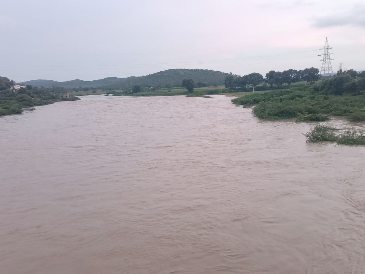 ಕಳೆದೆರಡು ದಿನಗಳಿಂದ ಮಲಪ್ರಭಾ ನದಿಗೆ ಹೆಚ್ಚಿನ ಪ್ರಮಾಣದಲ್ಲಿ ನೀರು ಹರಿದು ಬರುತ್ತಿರುವುದರಿಂದ ಸಮೀಪದ ರಾಮಥಾಳದ ಹಳೆಯ ಸೇತುವೆ ಸೋಮವಾರ ಸಂಪೂರ್ಣ ಮುಳುಗಡೆಯಾಗಿದೆ