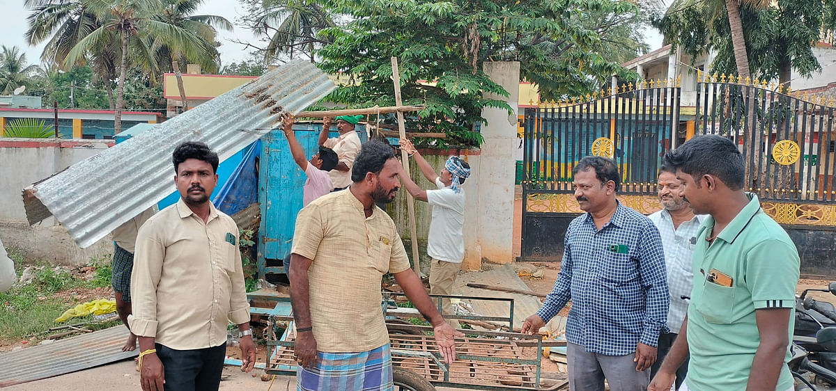 ಹೂವಿನಹಡಗಲಿ ತಾಲ್ಲೂಕು ಮೈಲಾರದಲ್ಲಿ ರಸ್ತೆ ಅತಿಕ್ರಮಿಸಿದ ಶೆಡ್ ಗಳನ್ನು ಗ್ರಾಮ ಪಂಚಾಯಿತಿಯವರು ತೆರವುಗೊಳಿಸಿದರು.