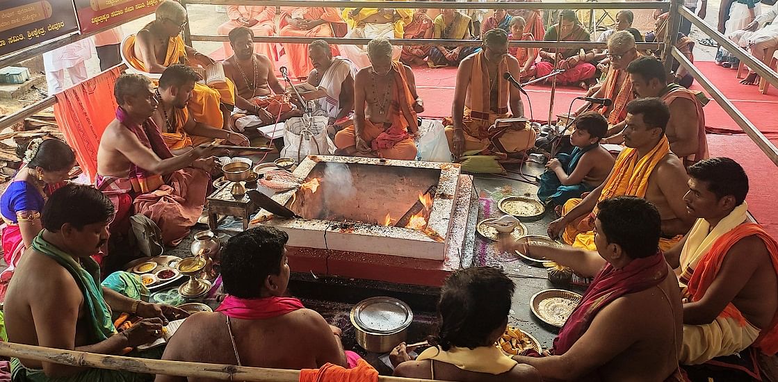 ಬೇವೂರಿನ ಕಾಳಿಕಾಂಬಾ ದೇವಸ್ಥಾನದಲ್ಲಿ ಮಂಗಳವಾರ ಚಂಡಿಕಾ ಹೋಮ ನಡೆಯಿತು.