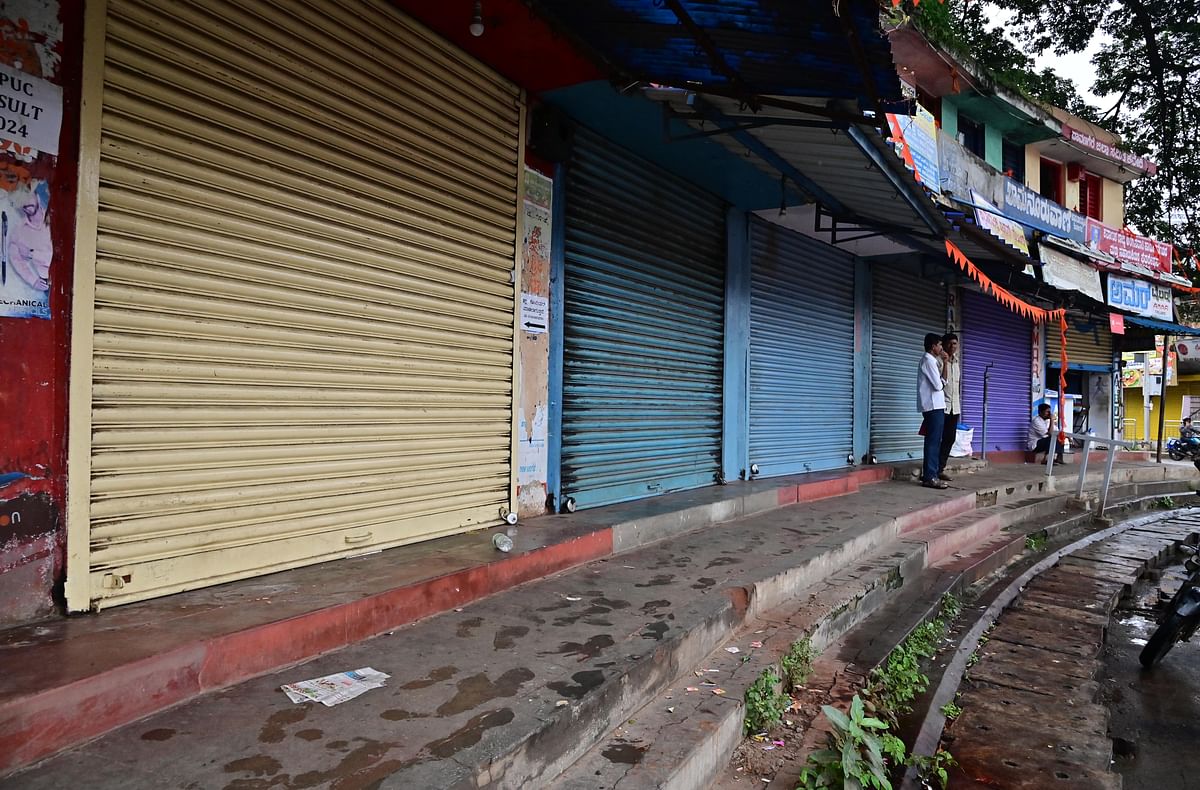 ಯುಬಿಡಿಟಿ ಕಾಲೇಜು ಉಳಿಸುವಂತೆ ಹಾಗೂ ಪೇಮೆಂಟ್‌ ಕೋಟಾ ವ್ಯವಸ್ಥೆ ಜಾರಿಗೊಳಿಸಿರುವುದನ್ನು ವಿರೋಧಿಸಿ ಕರೆನೀಡಿದ್ದ ದಾವಣಗೆರೆ ಬಂದ್ ಅಂಗವಾಗಿ ಜಯದೇವ ವೃತ್ತದಲ್ಲಿನ ಮಳಿಗೆಗಳು ಬುಧವಾರ ಅರ್ಧದಿನ ಬಾಗಿಲು ಮುಚ್ಚಿದ್ದವು -ಪ್ರಜಾವಾಣಿ ಚಿತ್ರ