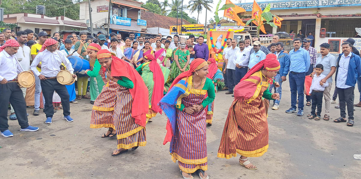 ಪೊನ್ನಂಪೇಟೆಯಲ್ಲಿ ಗುರುವಾರ ನಡೆದ ವಾಲ್ಮೀಕಿ ಜಯಂತಿ ಮೆರವಣಿಗೆಯಲ್ಲಿ ತೋರ ಗ್ರಾಮದ ಗೋಪಮ್ಮ ತಂಡದವರು ಕುಡಿಯರ ಉರುಟಿಕೋಟ್ ಪಾಟ್ ನೃತ್ಯ ನಡೆಸಿಕೊಟ್ಟರು