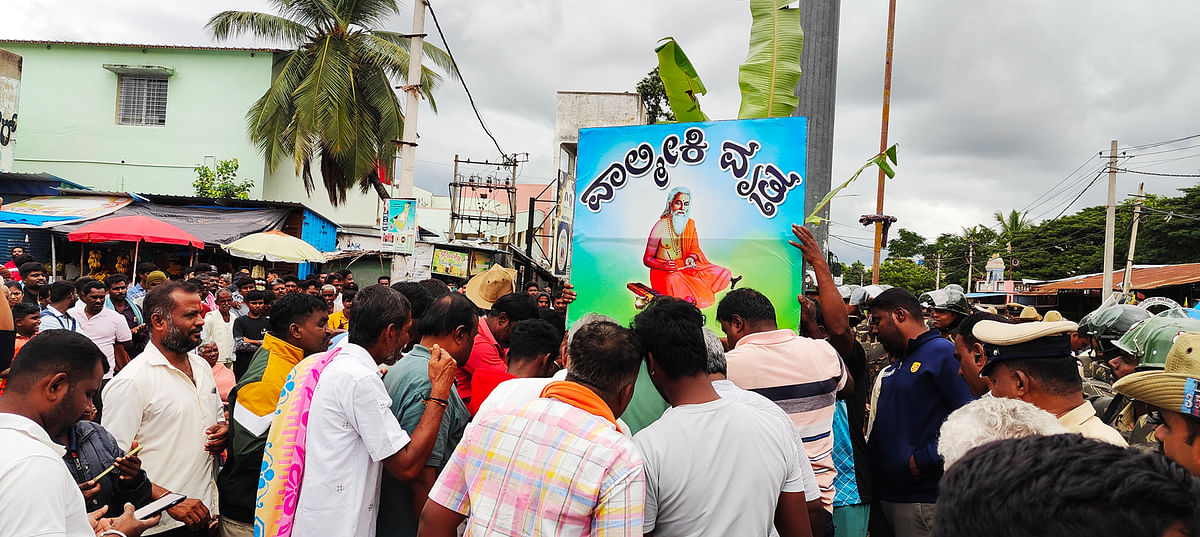 ಸಮುದಾಯದ ಮುಖಂಡರು ಪ್ರತಿಭಟನೆ ವೇಳೆ ನಾಮಫಲಕ ಅಳವಡಿಸಿದರು.