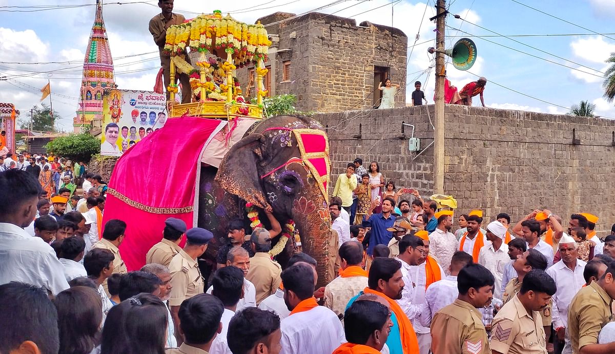 ಹುಲಸೂರ ತಾಲ್ಲೂಕಿನ ಬೇಲೂರ ಗ್ರಾಮದಲ್ಲಿ ಜೈ ಭವಾನಿ ದೇವಿಯ ಅಂಬಾರಿ ಹೊತ್ತ ಆನೆಯು ದೇವಾಲಯದಿಂದ ಹೊರಟಿತು