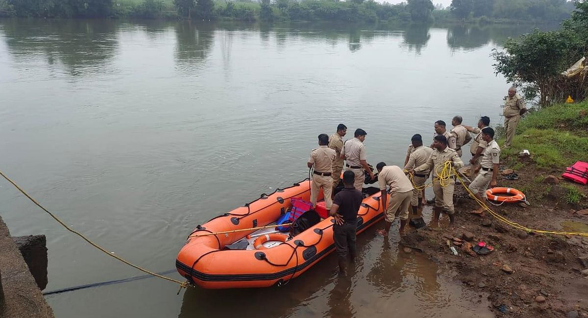 ಹುಕ್ಕೇರಿ ತಾಲ್ಲೂಕಿನ ನೊಗನಿಹಾಳ ಬಳಿಯ ಘಟಪ್ರಭಾ ನದಿಯಲ್ಲಿ ತೇಲಿಹೋದ ಸುರೇಶ ಅವರಿಗಾಗಿ ಗುರುವಾರ ಹುಡುಕಾಟ ನಡೆಯಿತು