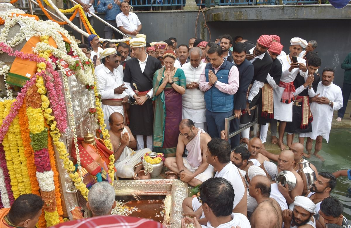 ತಲಕಾವೇರಿಯ ಬ್ರಹ್ಮಕುಂಡಿಕೆಯ ಬಳಿ ಗುರುವಾರ ಬೆಳಿಗ್ಗೆ ಕೊಡಗು ಜಿಲ್ಲಾ ಉಸ್ತುವಾರಿ ಸಚಿವ ಎನ್.ಎಸ್.ಭೋಸರಾಜು ಮುಖ್ಯಮಂತ್ರಿಯ ಕಾನೂನು ಸಲಹೆಗಾರ ಎ.ಎಸ್.ಪೊನ್ನಣ್ಣ ಶಾಸಕ ಡಾ.ಮಂತರ್‌ಗೌಡ ಜಿಲ್ಲಾಧಿಕಾರಿ ವೆಂಕಟ್ ರಾಜಾ ತೀರ್ಥೋದ್ಭವವನ್ನು ಕಣ್ತುಂಬಿಕೊಳ್ಳಲು ಕಾದು ನಿಂತಿದ್ದರು      ಪ್ರಜಾವಾಣಿ ಚಿತ್ರ/ರಂಗಸ್ವಾಮಿ