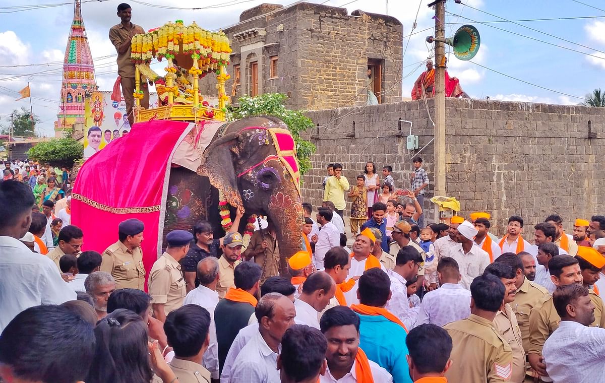 ಫೋಟೋ ಕ್ಯಾಪ್ಶನ್: ಹುಲಸೂರ ತಾಲ್ಲೂಕಿನ ಬೇಲೂರ ಗ್ರಾಮದಲ್ಲಿ ಜೈ ಭವಾನಿ ದೇವಿಯ ಅಂಬಾರಿ ಹೊತ್ತ ಆನೆಯು ದೇವಾಲಯದಿಂದ ಹೊರಟಿತು.