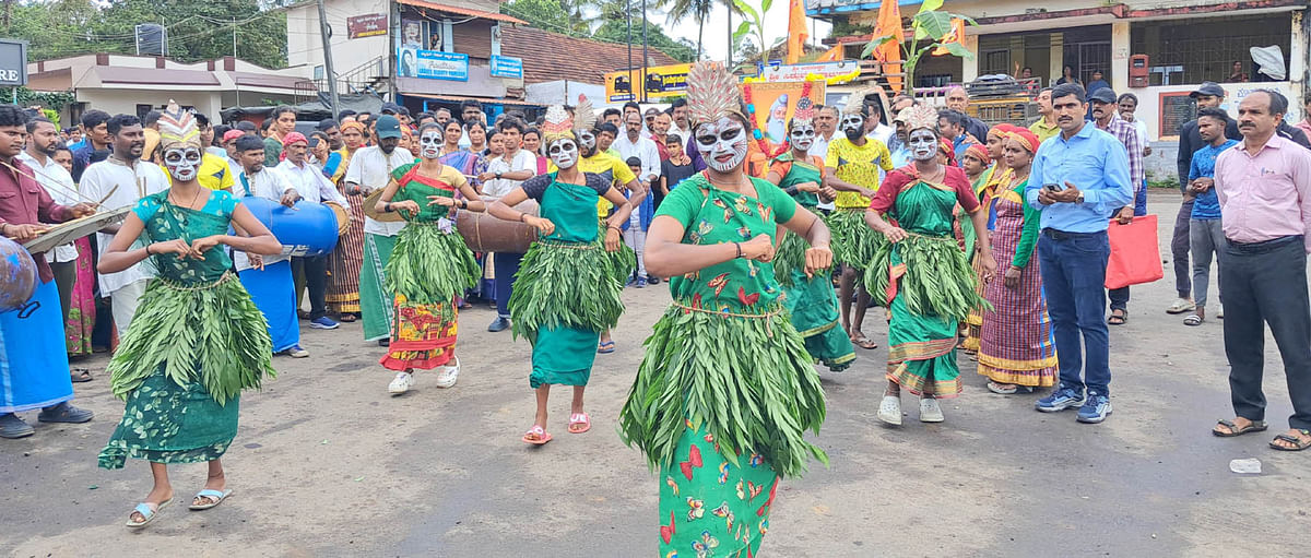 ಪೊನ್ನಂಪೇಟೆಯಲ್ಲಿ ಗುರುವಾರ ನಡೆದ ವಾಲ್ಮೀಕಿ ಜಯಂತಿ ಮೆರವಣಿಗೆಯಲ್ಲಿ ನಾಗರಹೊಳೆ ಗಿರಿಜನ ಯುವತಿಯರ ಗಿರಿಜನ ನೃತ್ಯ