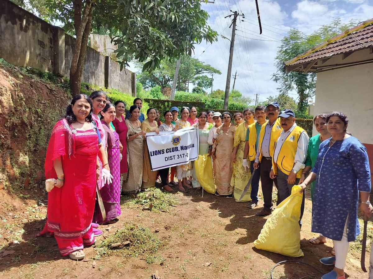 ನಾಪೋಕ್ಲು ಲಯನ್ಸ್ ಕ್ಲಬ್‌ ಮಹಿಳಾ ಸಮಾಜ ಮತ್ತು ಗಾಯತ್ರಿ ಮಹಿಳಾ ಸಂಘದ ಸಹಯೋಗದೊಂದಿಗೆ ಸ್ವಚ್ಛತಾ ಕಾರ್ಯ ನಡೆಯಿತು