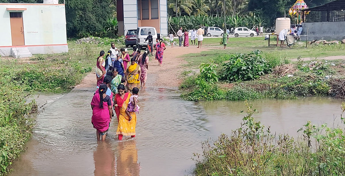 ಮಹಿಳೆಯರು ಮತ್ತು ಮಕ್ಕಳು ಹರಿಯುವ ನೀರ ನಡುವೆ ಗ್ರಾಮಗಳತ್ತ ತೆರಳಿದರು