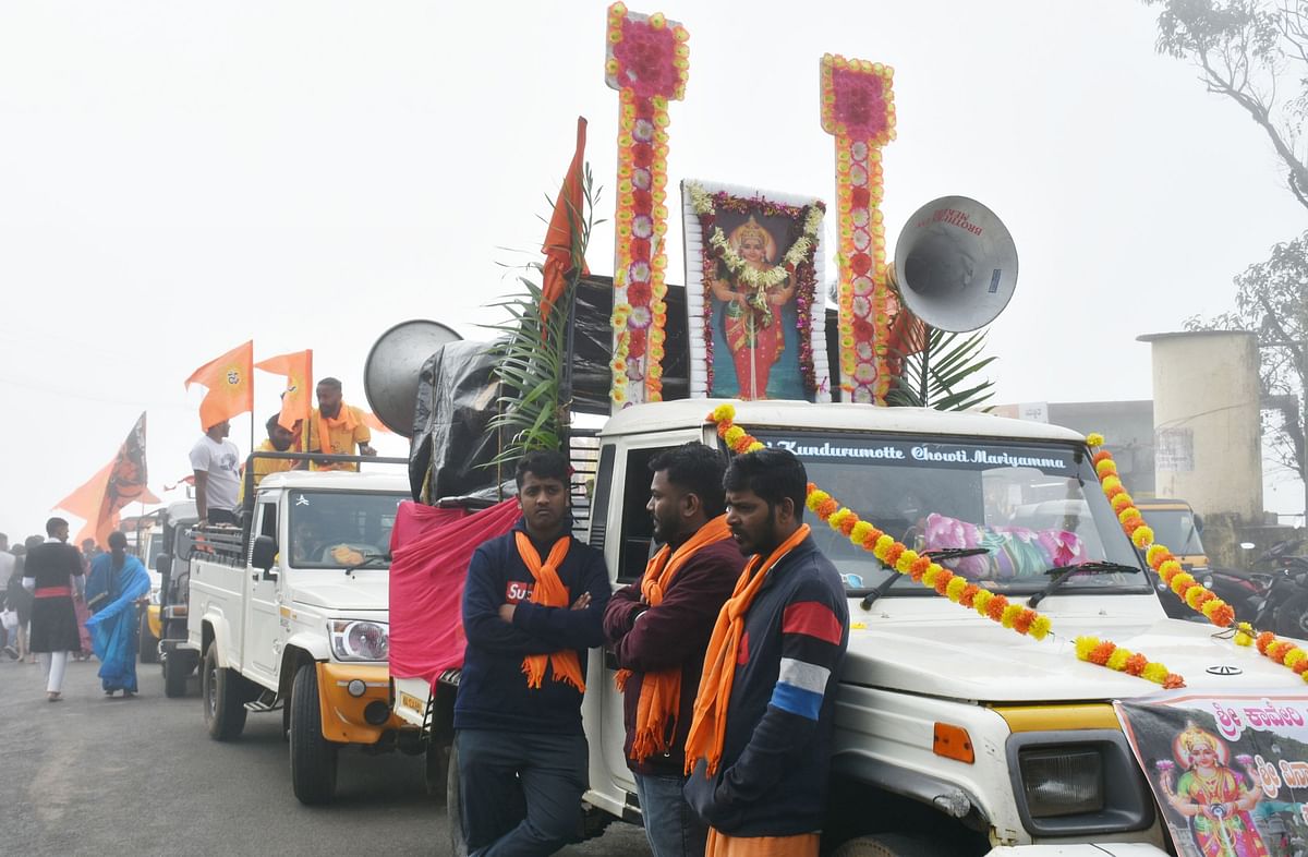 ಬೇರೆ ಊರುಗಳಲ್ಲಿ ತೀರ್ಥ ಹಂಚಿಕೆ ಮಾಡುವ ಸ್ವಯಂಸೇವಾ ಸಂಘಟನೆಗಳ ಸದಸ್ಯರು ಪವಿತ್ರ ತೀರ್ಥವನ್ನು ತುಂಬಿಸಿಕೊಳ್ಳಲು ತಮ್ಮ ಸರತಿಗಾಗಿ ಕಾಯುತ್ತಿದ್ದ ದೃಶ್ಯಗಳು ಗುರುವಾರ ಬೆಳಿಗ್ಗೆ ಕಂಡು ಬಂದವು