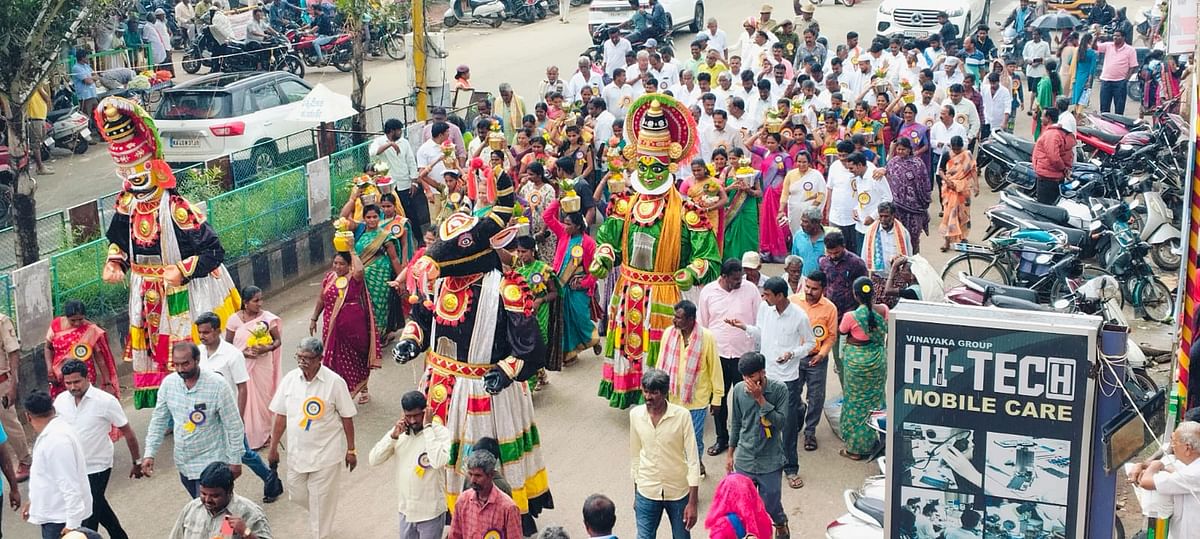 ನಗರದ ಪ್ರಮುಖ ಬೀದಿಗಳಲ್ಲಿ ಕಲಾ ತಂಡಗಳೊಂದಿಗೆ ವಾಲ್ಮೀಕಿ ಭಾವಚಿತ್ರ ಮೆರವಣಿಗೆ ನಡೆಯಿತು