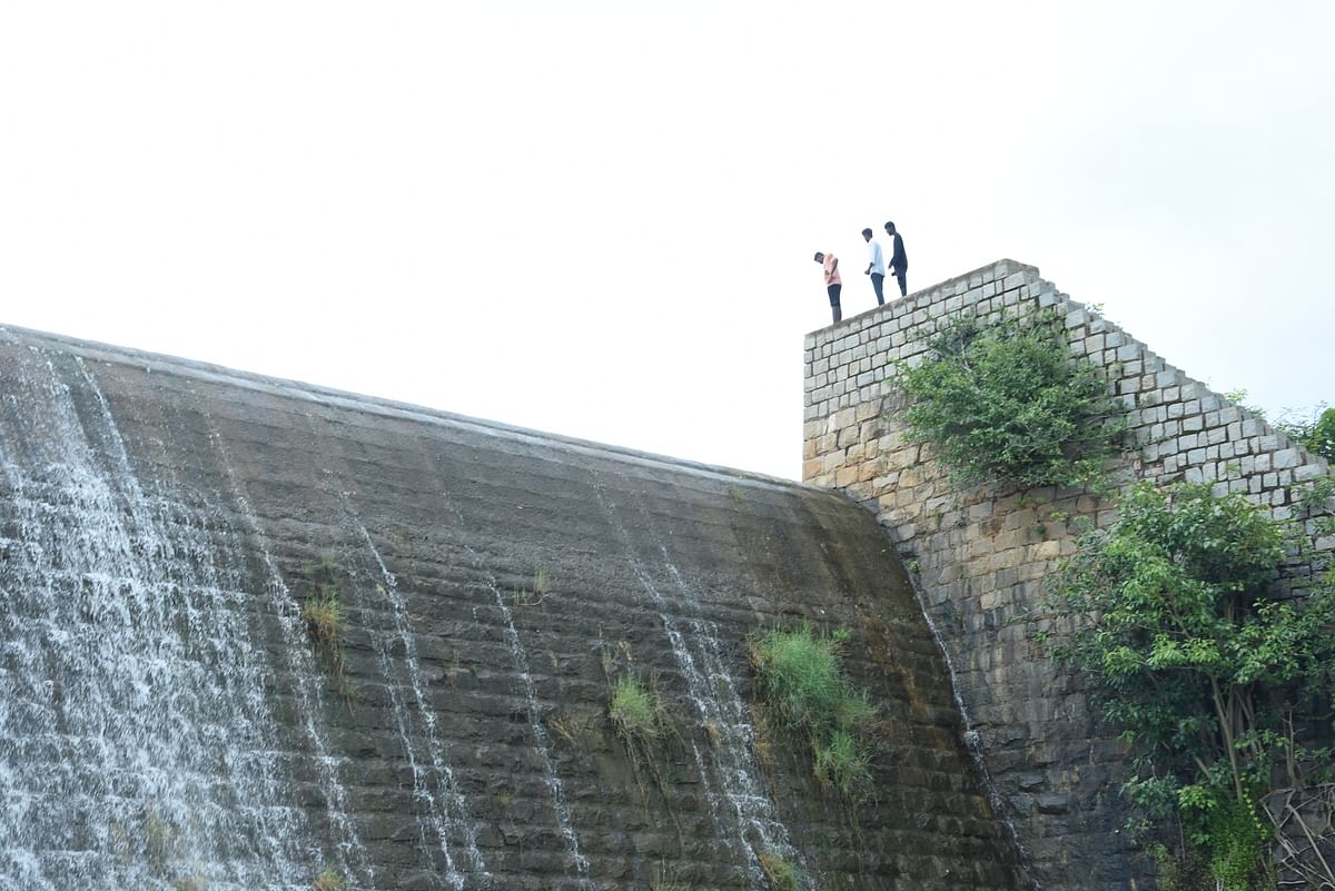 ಜಲಾಶಯದ ತಡೆಗೋಡೆ ದಾಟಿರುವ ಯುವಕರು