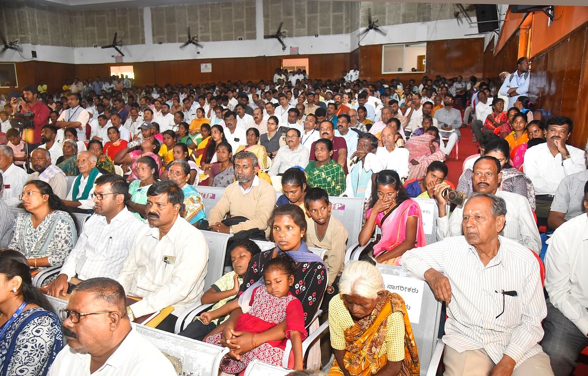 ತುಮಕೂರಿನಲ್ಲಿ ಶುಕ್ರವಾರ ಆಯೋಜಿಸಿದ್ದ ಉಪಲೋಕಾಯುಕ್ತರ ಕುಂದುಕೊರತೆ ಸಭೆಯಲ್ಲಿ ಭಾಗವಹಿಸಿದ್ದ ಜನರು