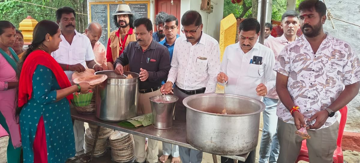 ಕುಶಾಲನಗರ ಕಾವೇರಿ ಪ್ರತಿಮೆ ಆವರಣದಲ್ಲಿ ಸಂಕ್ರಮಣ ಹಬ್ಬದ ಅಂಗವಾಗಿ ಭಕ್ತರಿಗೆ ಏರ್ಪಡಿಸಿದ್ದ ಅನ್ನಸಂತರ್ಪಣೆಯಲ್ಲಿ ತಹಶೀಲ್ದಾರ್ ಕಿರಣ್ ಗೌರಯ್ಯ ಪ್ರಸಾದ ವಿತರಣೆ ಮಾಡಿದರು