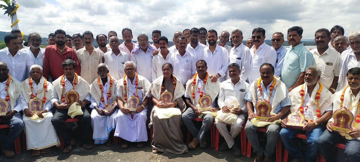 ಕುಶಾಲನಗರ ಸಮೀಪದ ಹಾರಂಗಿ ಜಲಾಶಯ ಆವರಣದಲ್ಲಿ ಕಾವೇರಿ ಪೂಜೆ ಬಾಗಿನ ಅರ್ಪಣೆ ಸಂದರ್ಭ ನೀರು ಬಳಕೆದಾರರ ಸಂಘದ ನಿರ್ದೇಶಕರನ್ನು ಶಾಸಕ ಡಾ.ಮಂತರ್ ಗೌಡ ಗೌರವಿಸಿದರು