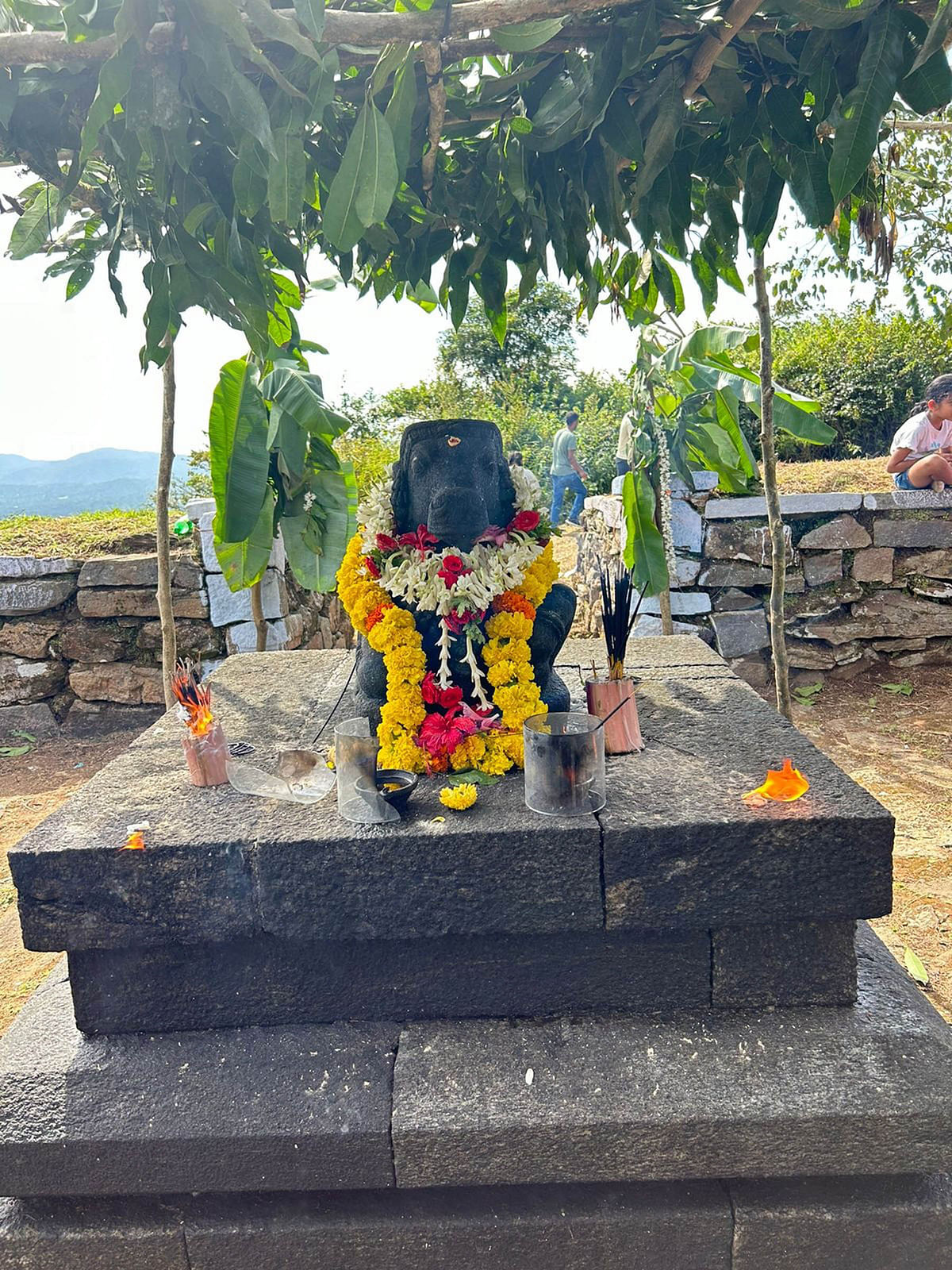 ಬೆಟ್ಟದ ಮೇಲಿರುವ ಬಸವೇಶ್ವರನಿಗೆ ಕಾವೇರಿ ತೀರ್ಥ ಅಭಿಷೇಕ ಮಾಡಲಾಯಿತು.