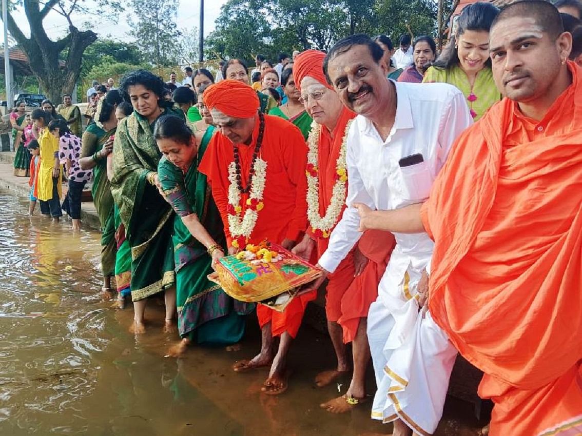 ಕೊಡ್ಲಿಪೇಟೆ ನಂದಿಪುರ ಕೆರೆಗೆ ಕಾವೇರಿ ತೀರ್ಥೋದ್ಬವ ಸಂದರ್ಭ ಬಾಗಿನ ಅರ್ಪಣೆ ನೆರವೇರಿಸಿದರು ಚಿತ್ರದಲ್ಲಿ ಹಿರಿಯ ವಕೀಲ ಚಂದ್ರಮೌಳಿ ಮಹಾಂತ ಸ್ವಾಮೀಜಿ ಮಹಾಂತ ಶಿವಲಿಂಗ ಸ್ವಾಮೀಜಿ ರುದ್ರಮುನಿ ಸ್ವಾಮೀಜಿ ಡಾ.ಅಶೋಕ ಆಲೂರ ಮುಂತಾದವರಿದ್ದಾರೆ